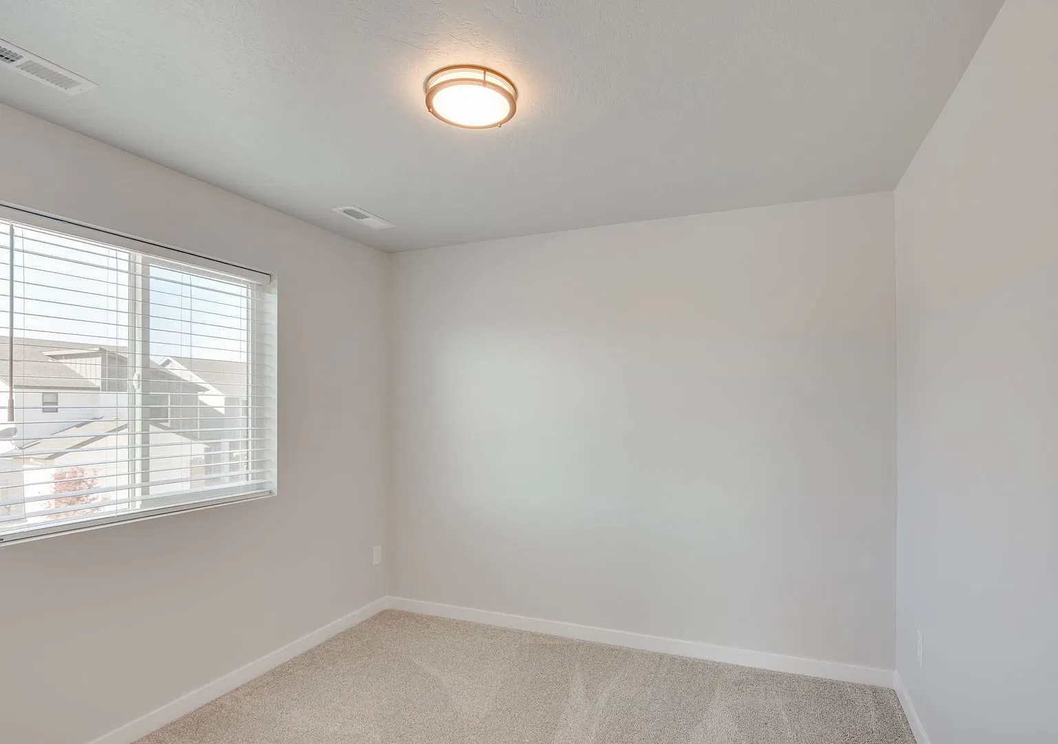 This gorgeous 3 bedroom, 2.5 bath townhome is ready for you to call home! — Photo 3