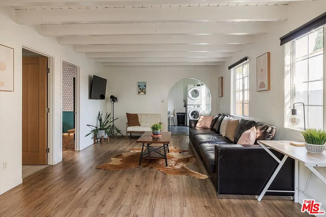 2 bed, 1.0 bath, 900 sqft, $3,700 — Photo 4