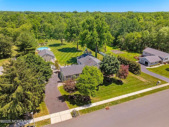 3rd image of 5 Forman Avenue
