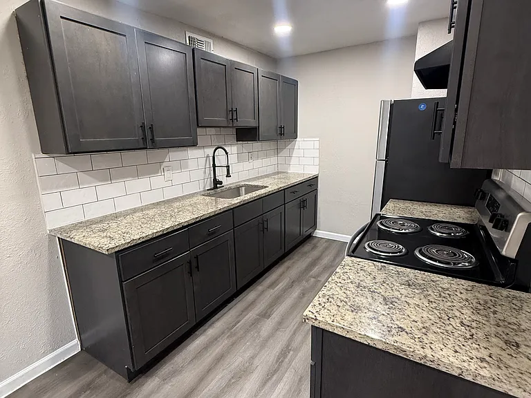 2752 E Ledbetter Dr #1 — Photo 8