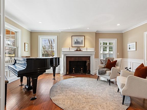 5th image of 209 Waltham St
