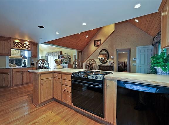 4th image of 1082 Hickory Harbor Dr