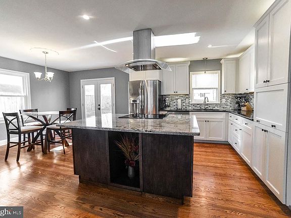 3rd image of 45809 Spruce Dr