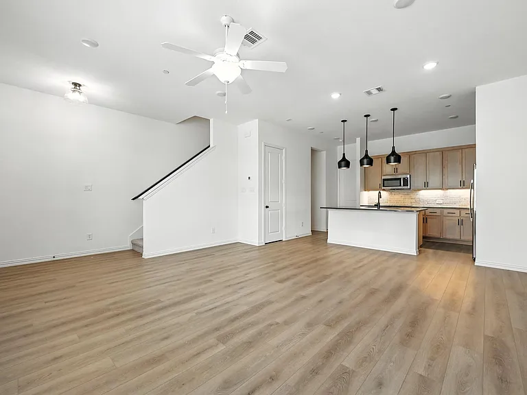 630 Redwood Way — Photo 2