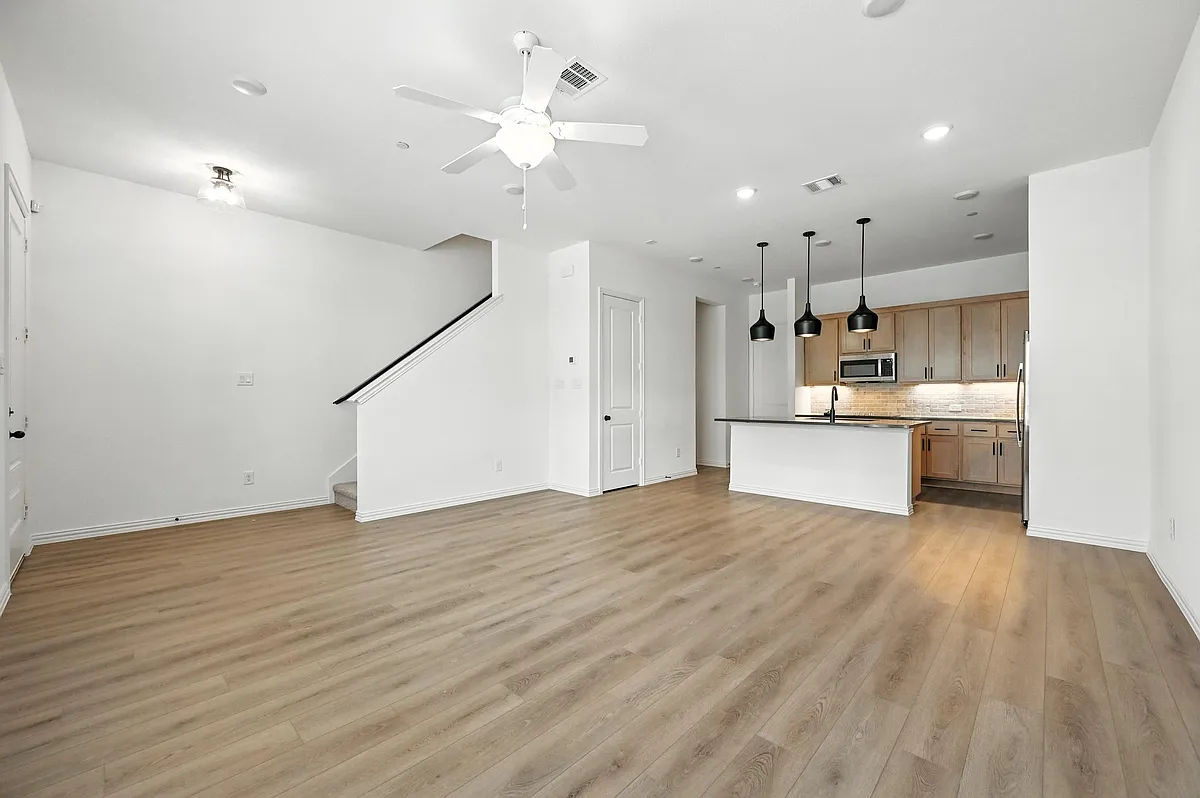 Building Photo - 630 Redwood Way