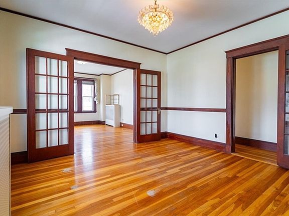 5th image of 427 Pleasant St