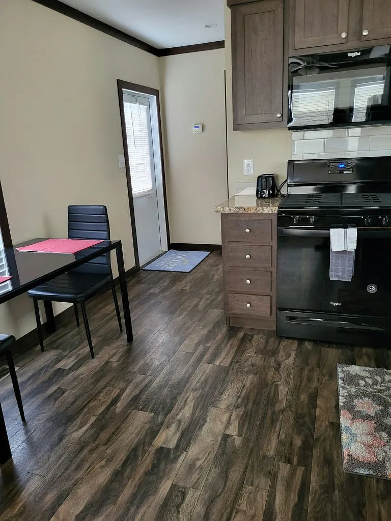 1 bed, 1.0 bath, 385 sqft, $1,300 — Photo 1