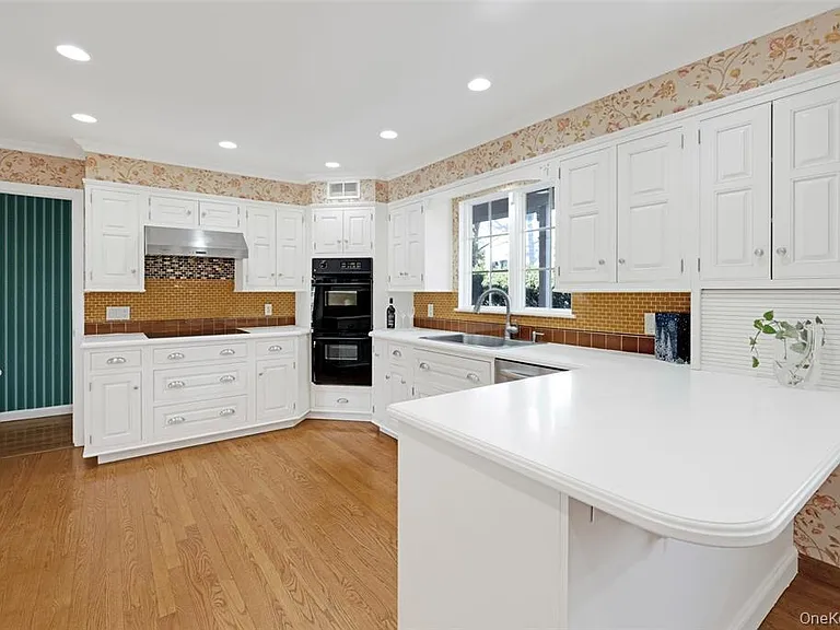 695 Hunt Ln — Photo 3