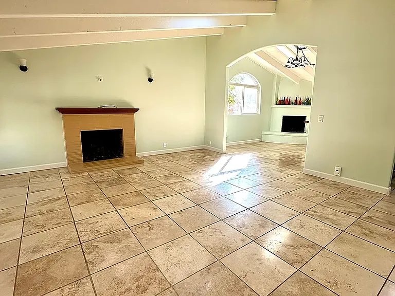 520 Saint Claire Dr — Photo 4