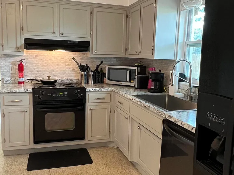 987 Kings Post Rd — Photo 10