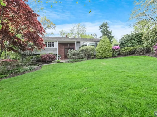 701 Hillcrest Rd, Township Of Washington, NJ 07676