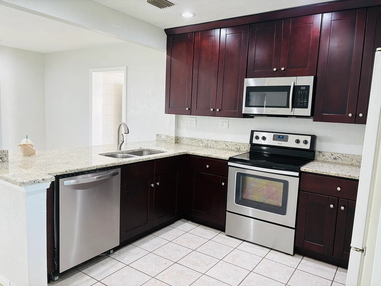 3 bed, 1090 sqft, $2,400 — Photo 3