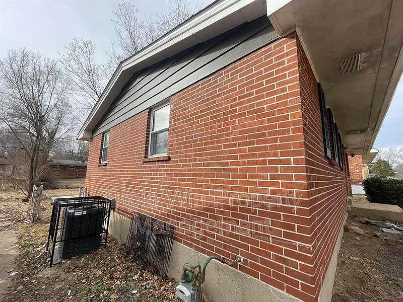 3 bed, 1.0 bath, 925 sqft, $1,475 — Photo 3