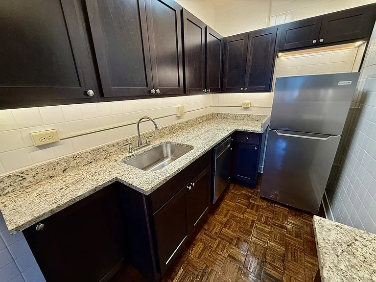 553 West Oakdale Avenue — Photo 50