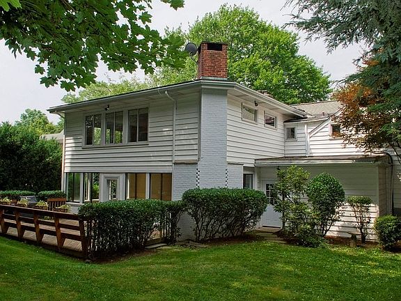 Generous backyard/bordering conservation land