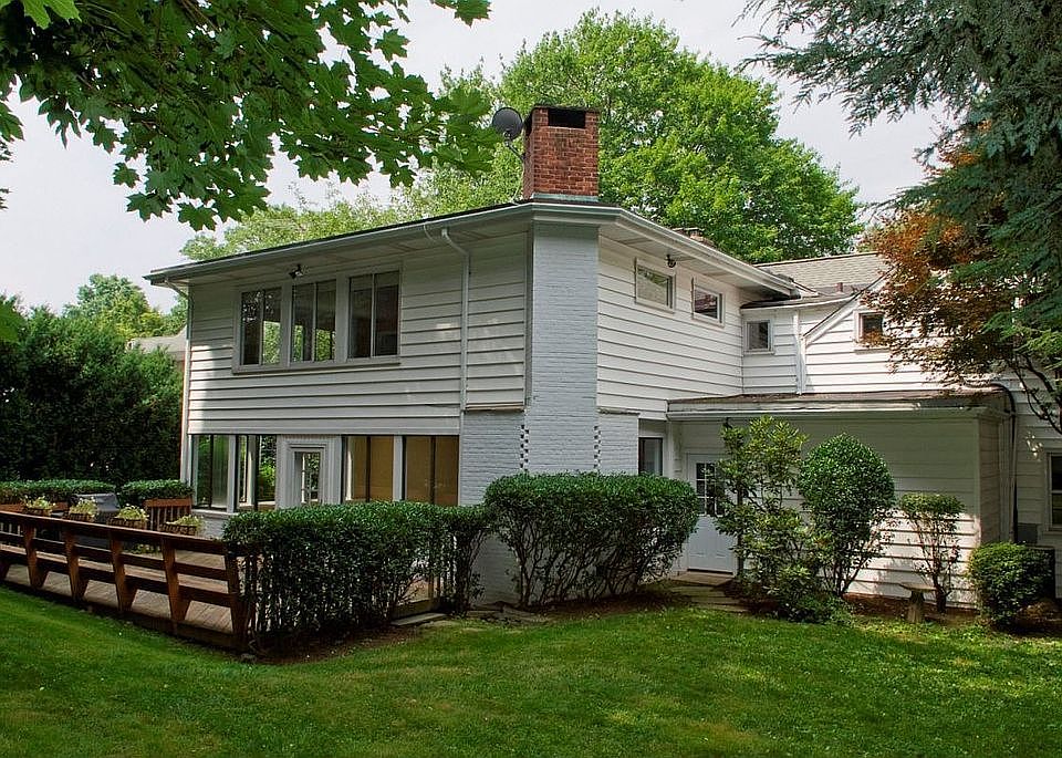 Generous backyard/bordering conservation land