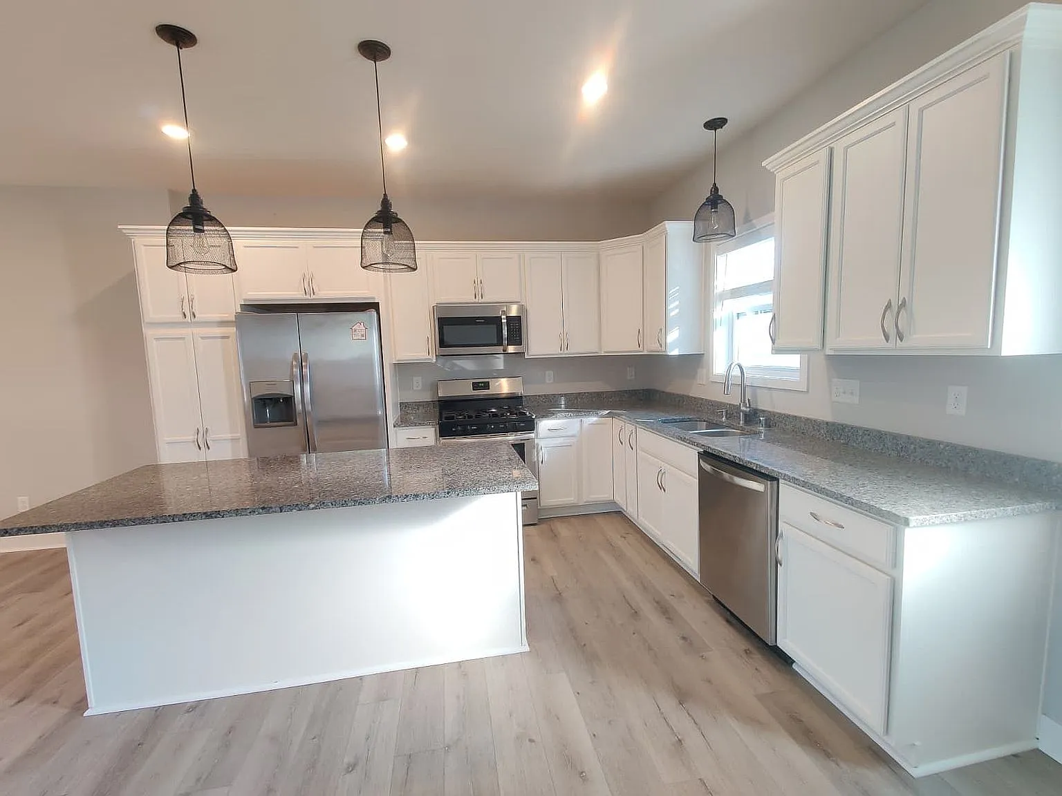 Like NEW 3 Bedroom Home for Immediate Occupancy!! — Photo 3
