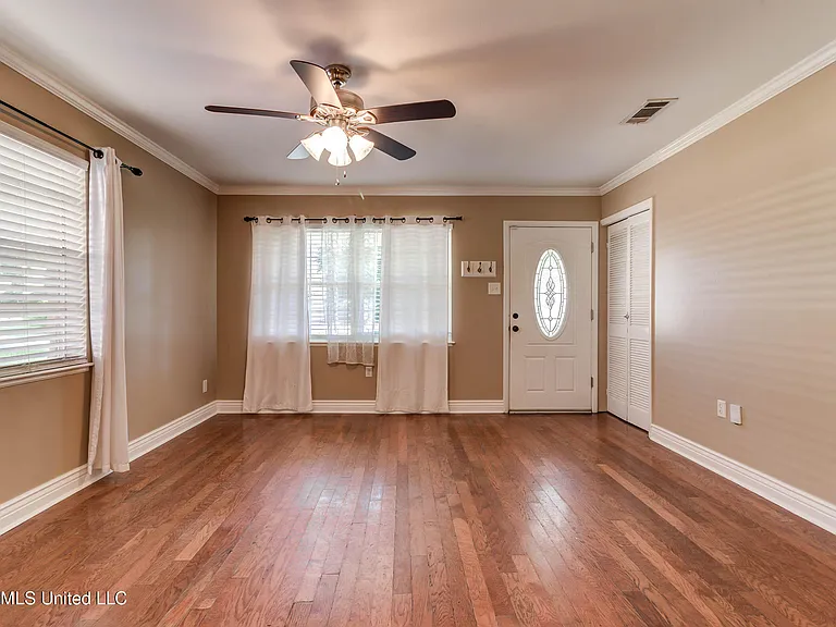 2323 Middlecoff Dr — Photo 7
