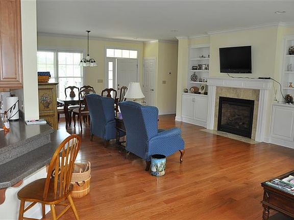 3rd image of 587 White Oak Ln