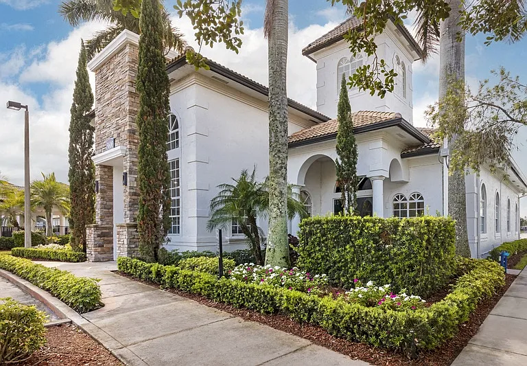 Bell Coconut Creek — Photo 31