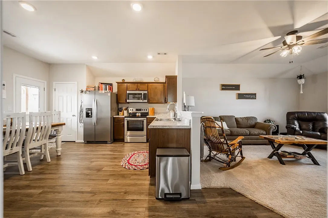3 bed, 1216 sqft, $1,500 — Photo 4