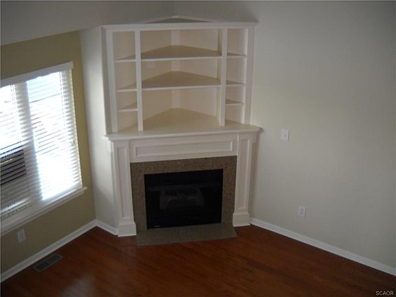 3rd image of 105 Lakeside Dr