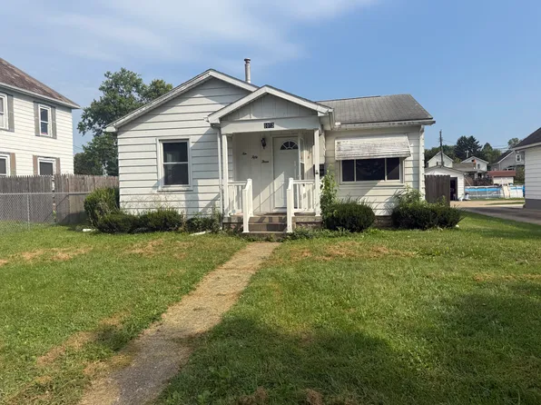 1053 Ray Ave NW, New Philadelphia, OH 44663