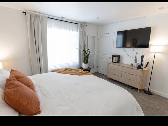 4th image of 913 E Flotsam Way