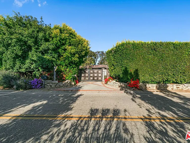 7038 Dume Dr — Photo 46
