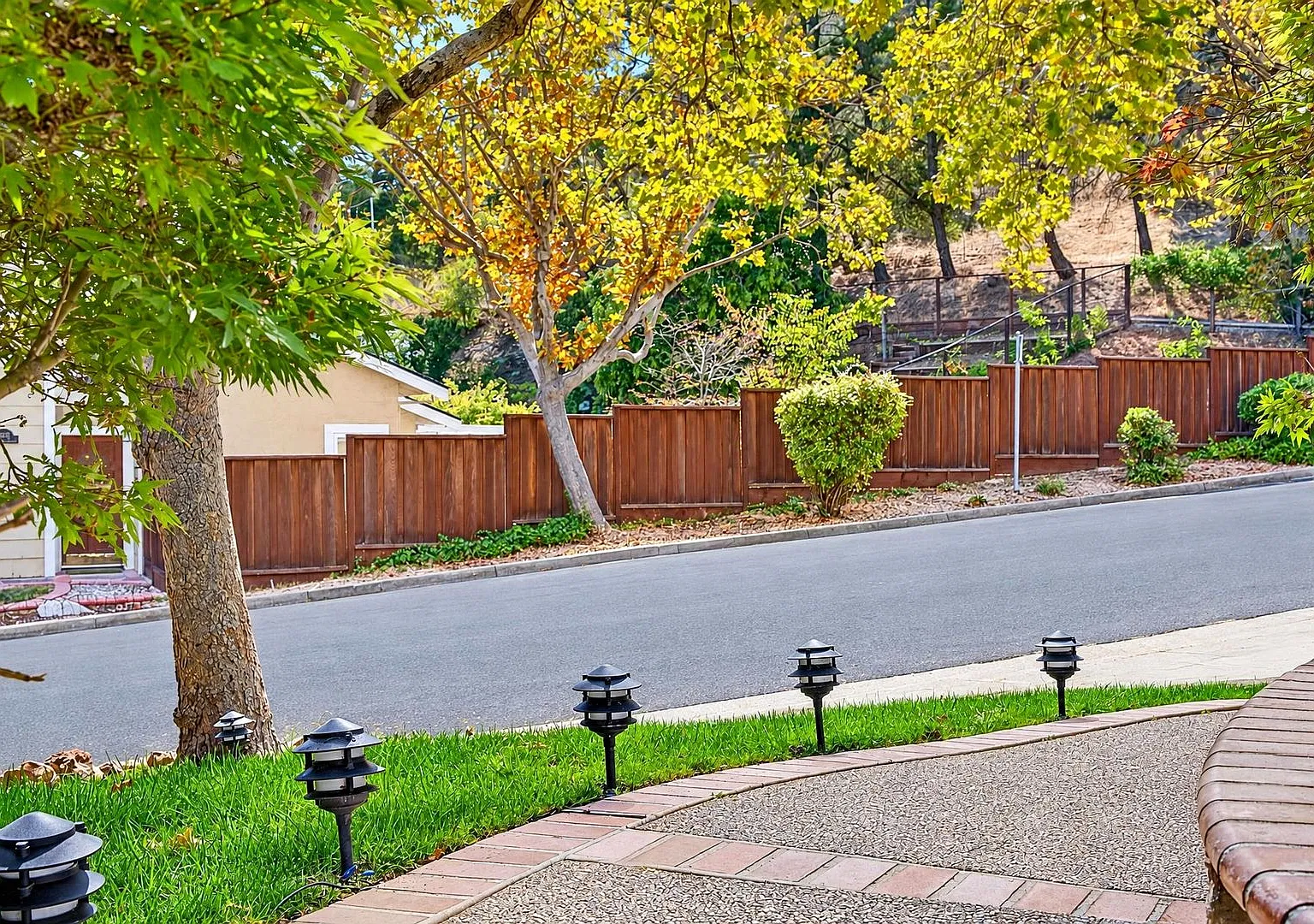 Beautiful Martinez Townhome | Vaulted Ceilings |Private Yard | 2-Car Garage — Photo 4