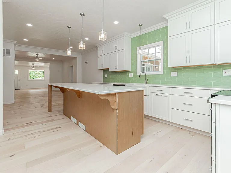 829 Broadway Ave — Photo 14