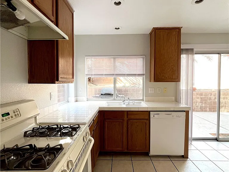 913 Toro Canyon Ln — Photo 6