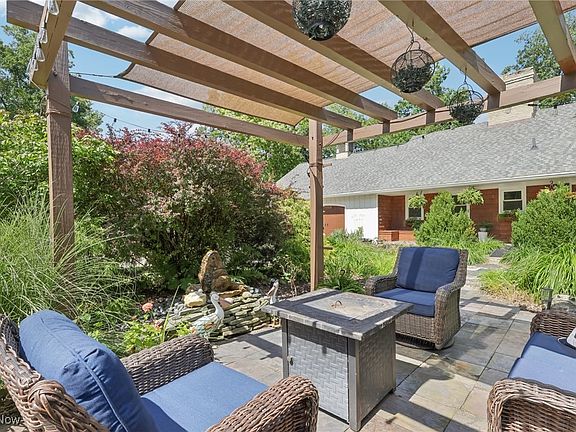 2nd image of 990 Shorewood Dr