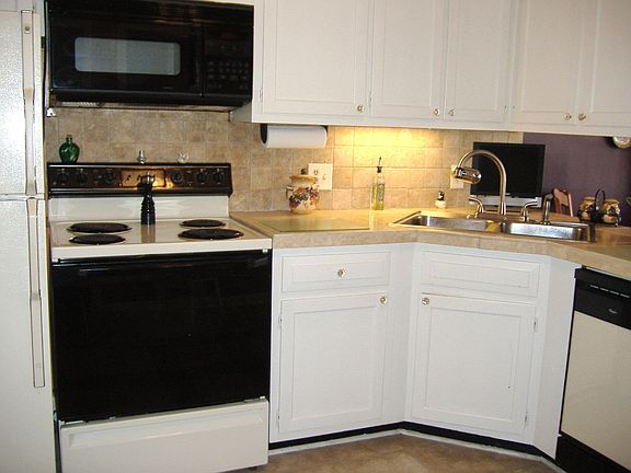 kitchen w/new backsplash and tile counters