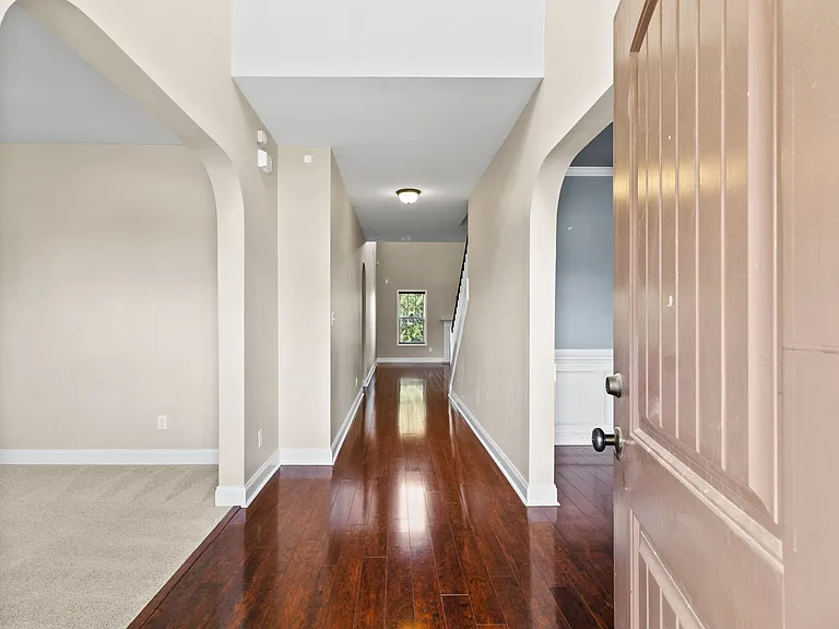 368 Exeter Dr — Photo 3
