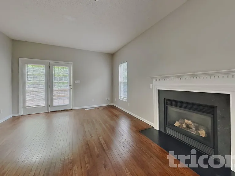 1017 Woodland Pointe Dr — Photo 2