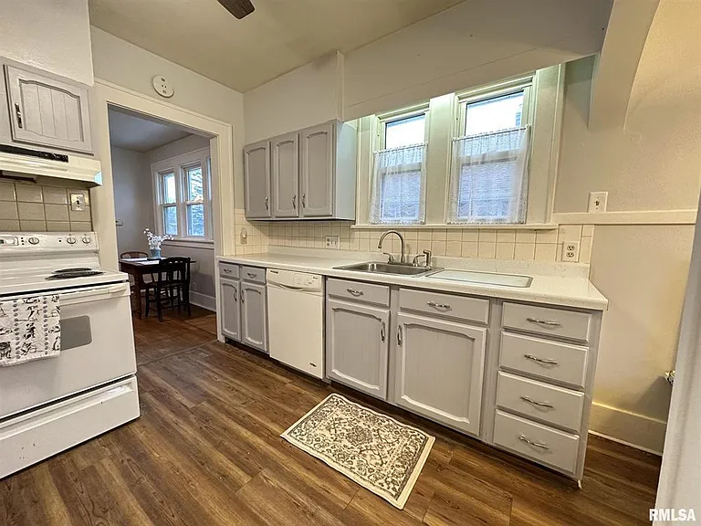 1020 Florence Ave — Photo 10