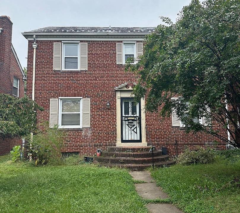 2nd image of 1115 42nd St NE
