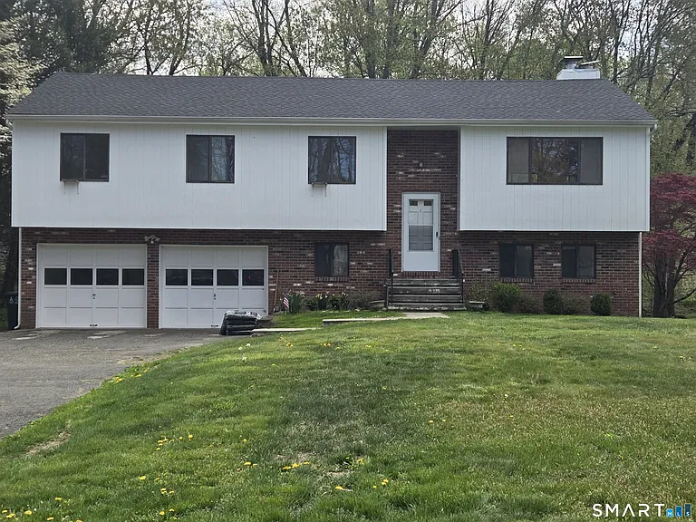 17 Loughran Ave — Photo 1