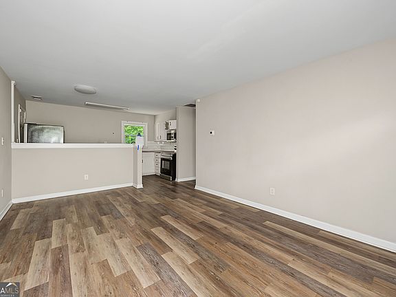 3rd image of 2159 Dresden Dr