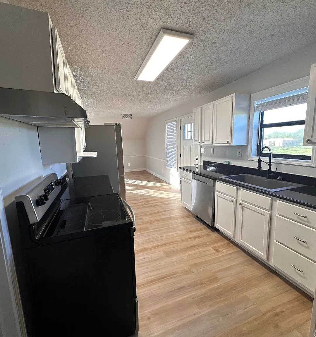 3 bed, 1.0 bath, 1300 sqft, $1,800 — Photo 4