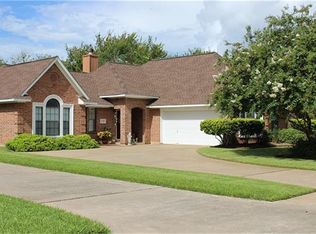 115 Zinnia St, Lake Jackson, TX 77566