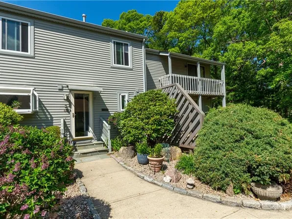 60 Deerfield Ct #7, North Kingstown, RI 02852