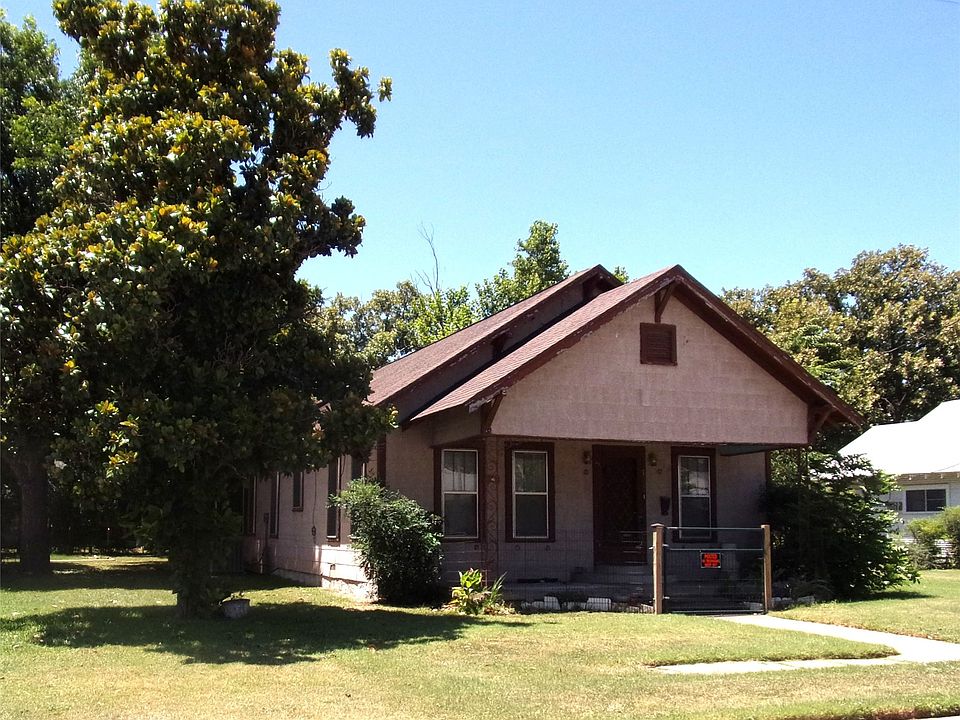 1st image of 105 W Pecan St