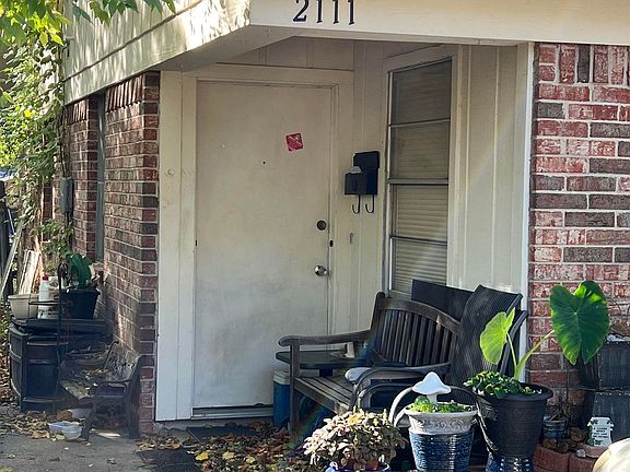 2nd image of 2111 Magnolia St