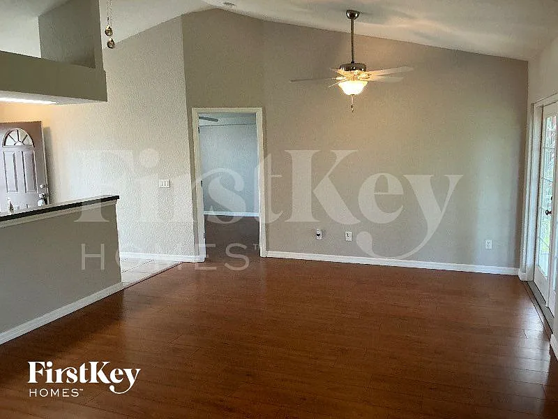 3 bed, 2.0 bath, 1232 sqft, $1,850 — Photo 2