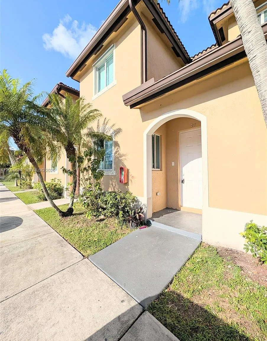South Pointe Cove Condo — Photo 1
