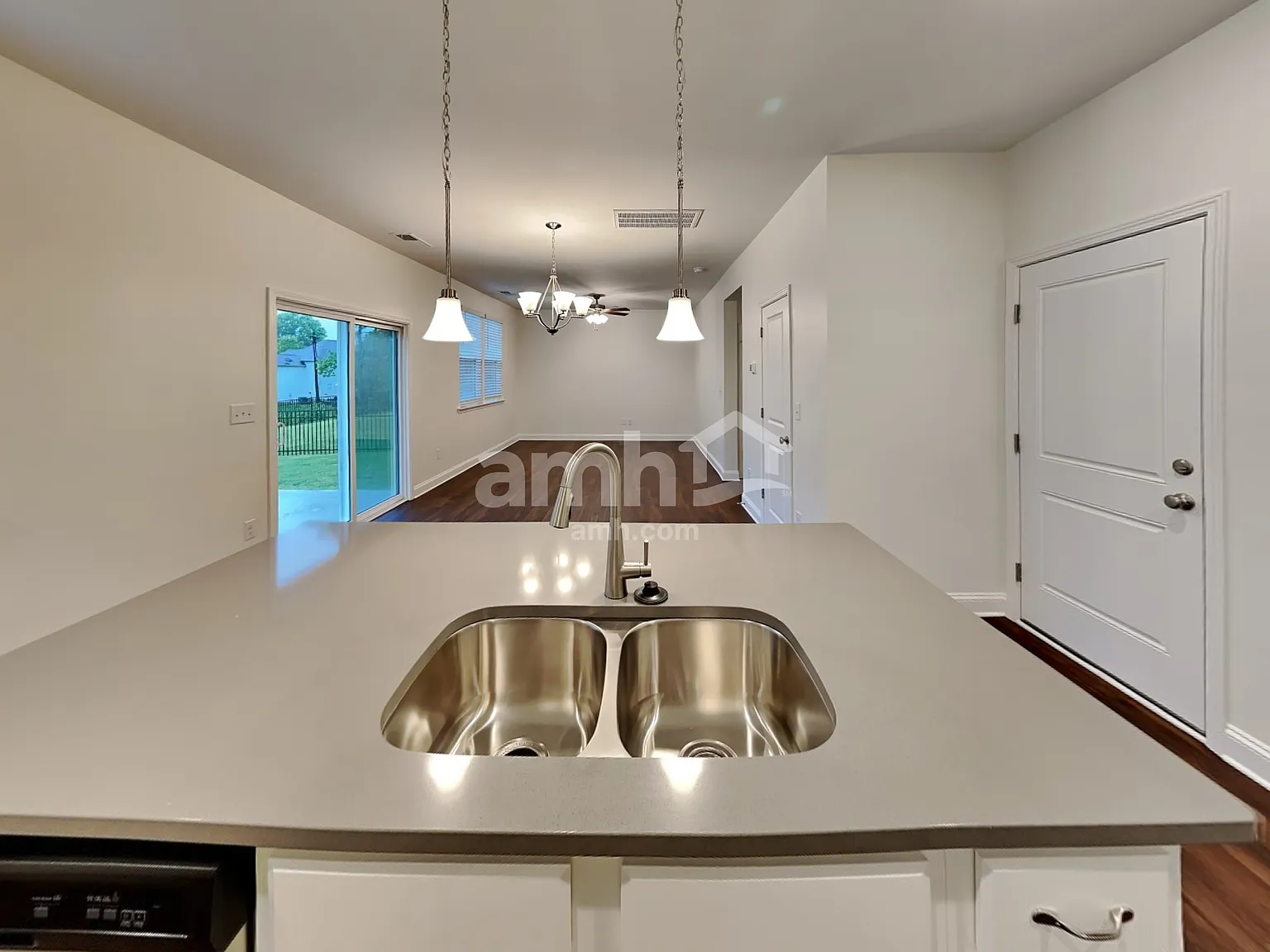 3 bed, 2.5 bath, 1895 sqft, $2,545 — Photo 4
