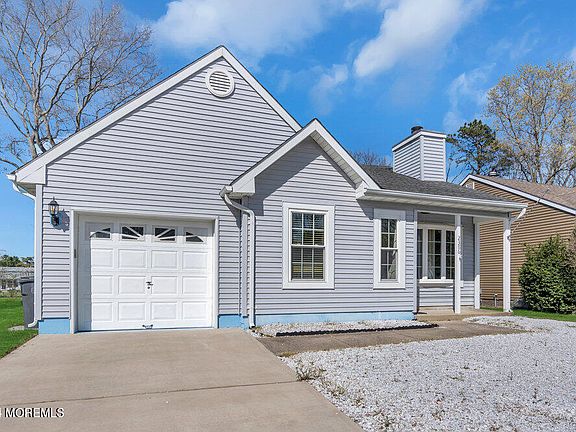 3rd image of 2386 Mount Hood Lane