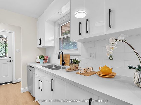 5th image of 167 Carlyle Dr